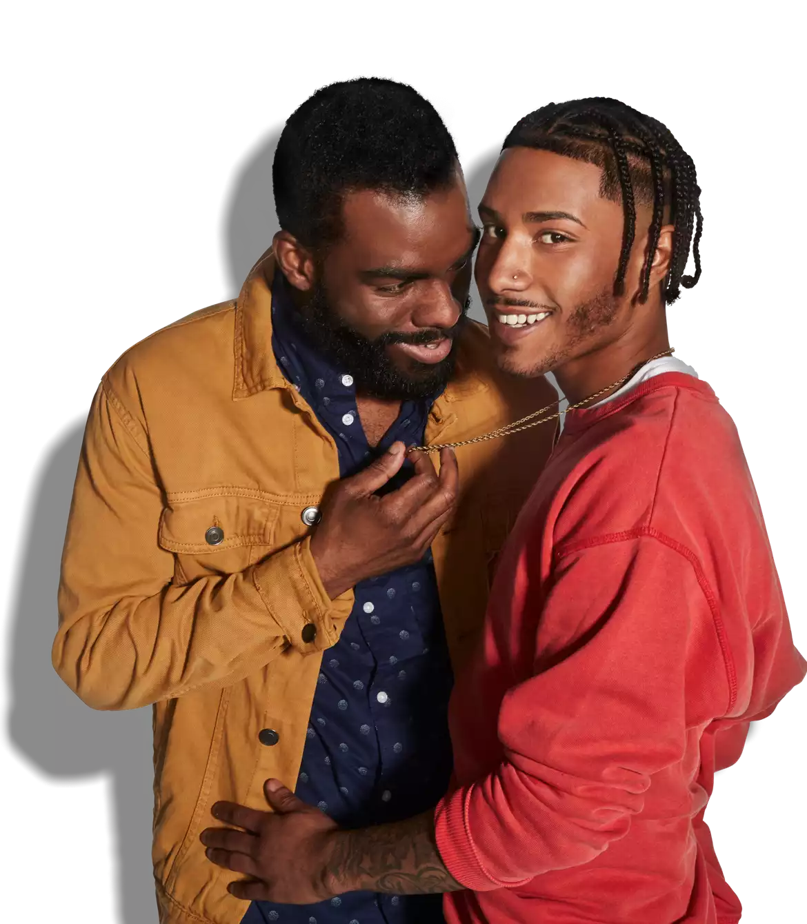 dos gays abrazados íntimamente y sonriendo